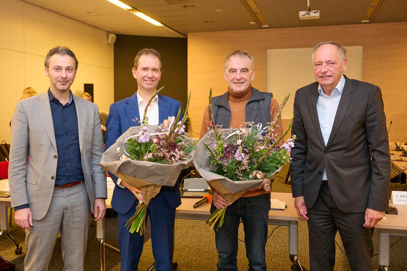 Op de foto staan Jelle van Oosterom (IenW), Eddy van Hijum (voorzitter ORS), Pieter van Geel (oud-voorzitter ORS), Gert Jan Hermelink (secretaris ORS)